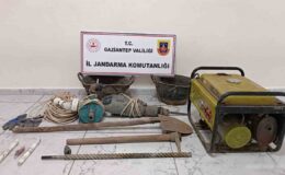 Gaziantep’te kaçak kazı yapan 2 şahsı jandarma suçüstü yakaladı