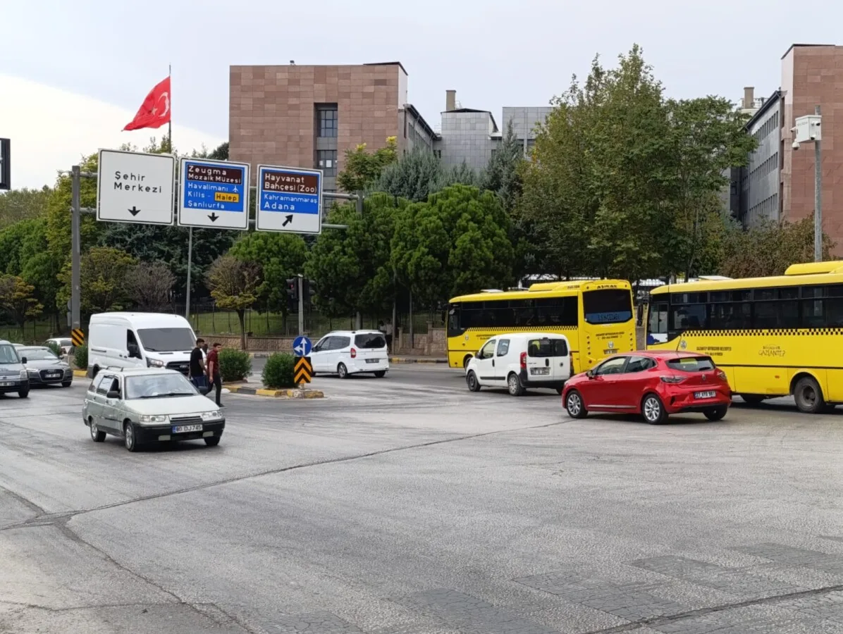 Gaziantep’te Adliye Önündeki Otobüs Durağı Kaldırıldı, Vatandaşlardan Tepki!