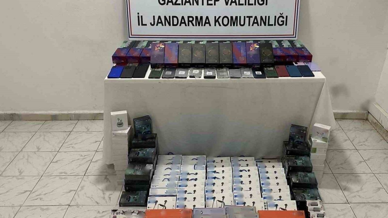 Gaziantep’te Kaçakçılık Operasyonu: 1 Milyon 350 Bin TL Değerinde Akıllı Telefon ve Elektronik Aksesuar Ele Geçirildi!