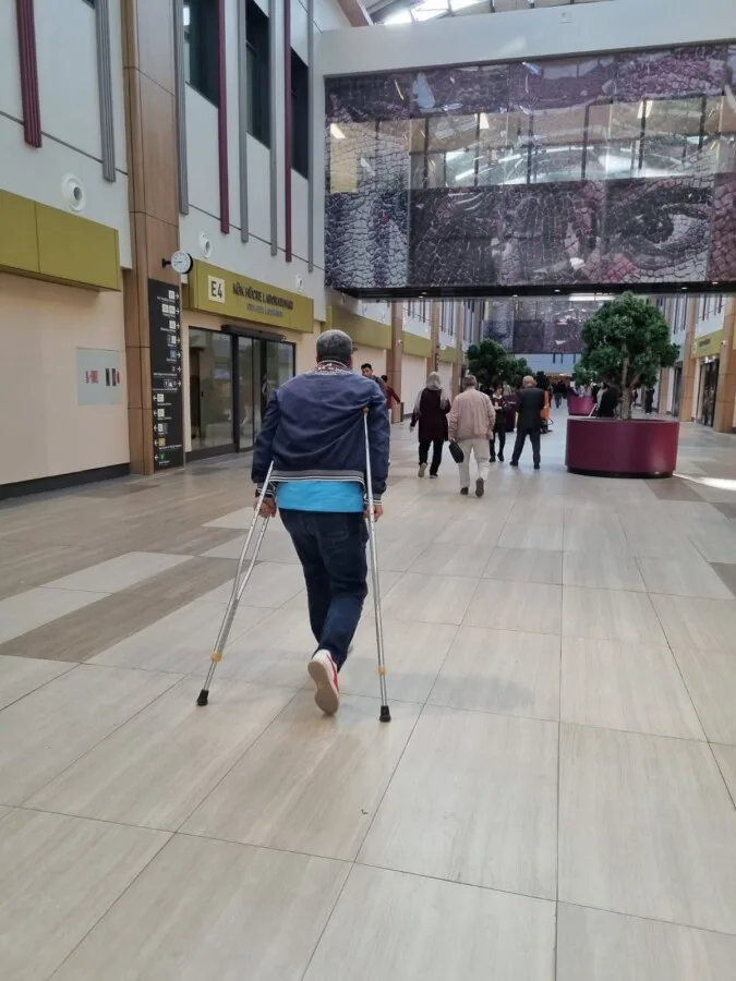 Gaziantep Şehir Hastanesi’nde Tekerlekli Sandalye Krizi: “Hizmet Değil, İlgisizlik!