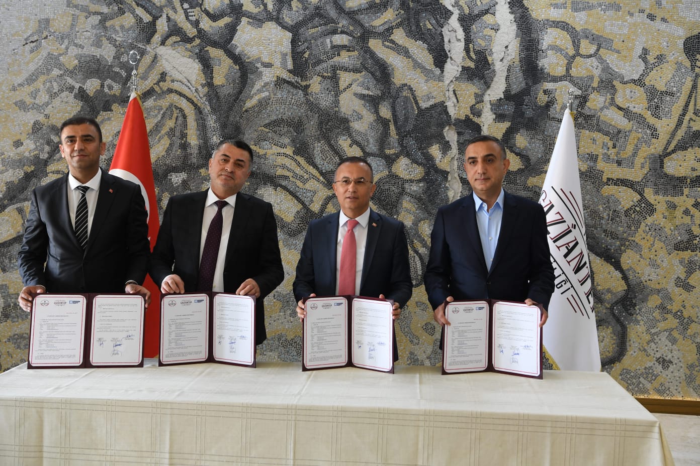 Hayırsever Erdemsoft Tekstil ile Dezavantajlı Öğrencilere Ayakkabı Dağıtım Protokolü