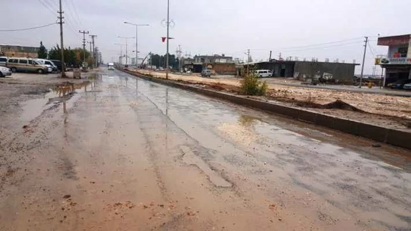 Şanlıurfa’da Yağmur Hayatı Olumsuz Etkiledi: Elektrikler Kesildi, Trafik Durma Noktasına Geldi