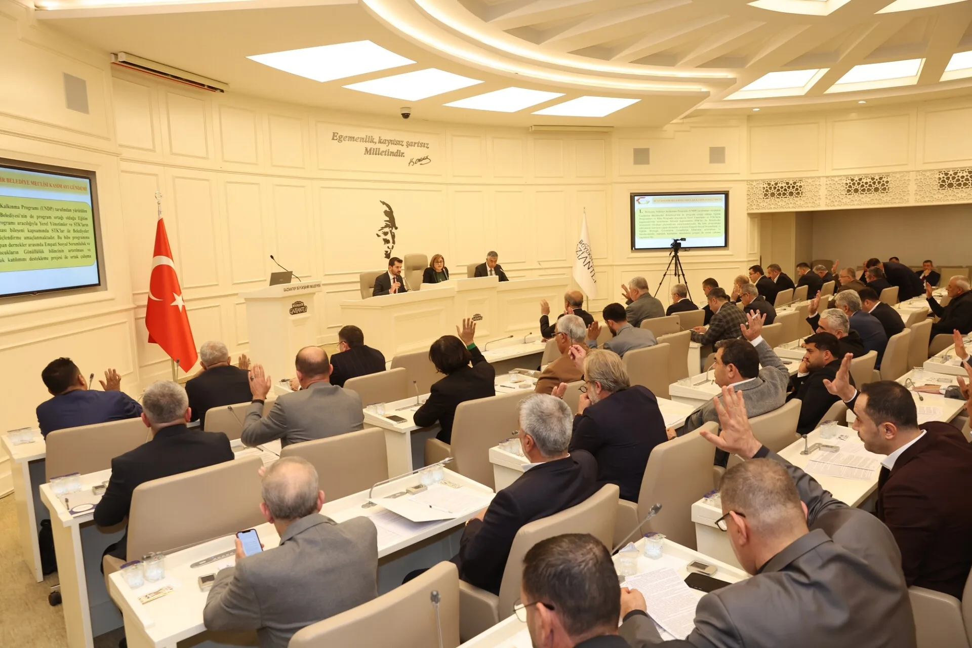 BÜYÜKŞEHİR BELEDİYE MECLİSİ TOPLANDI (1)