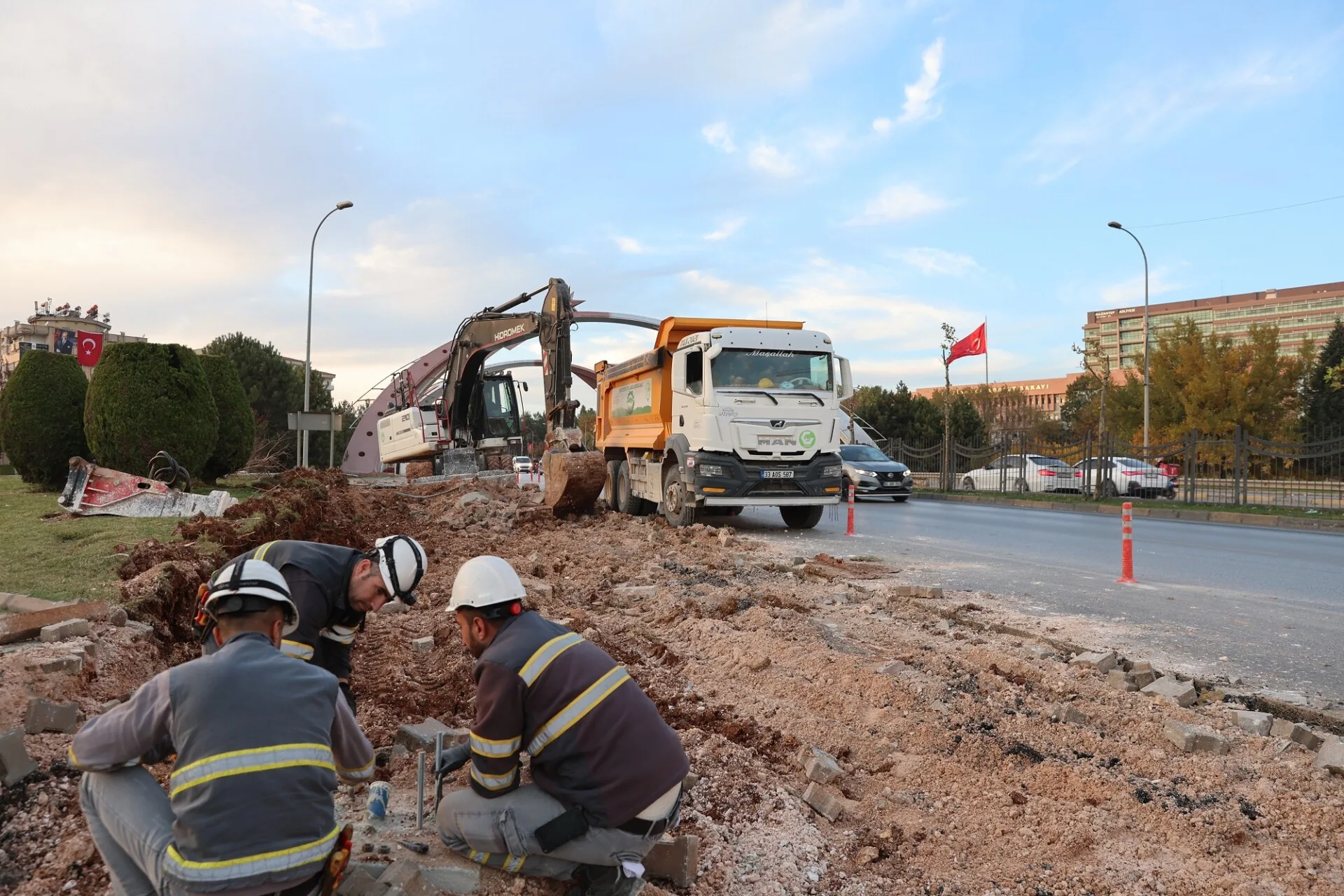 GAZİANTEP BÜYÜKŞEHİR, TUGAY KÖPRÜLÜ KAVŞAĞI’NDA ŞERİT ARTTIRMA ÇALIŞMALARINA BAŞLADI (1)