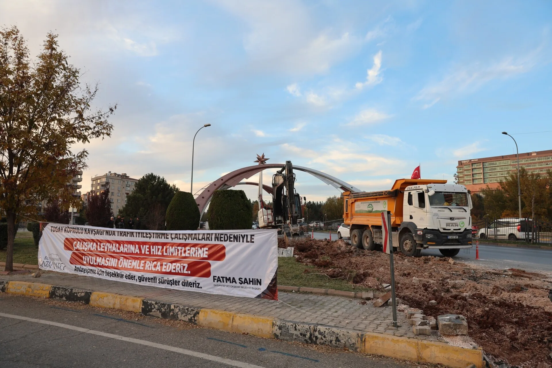 GAZİANTEP BÜYÜKŞEHİR, TUGAY KÖPRÜLÜ KAVŞAĞI’NDA ŞERİT ARTTIRMA ÇALIŞMALARINA BAŞLADI (3)