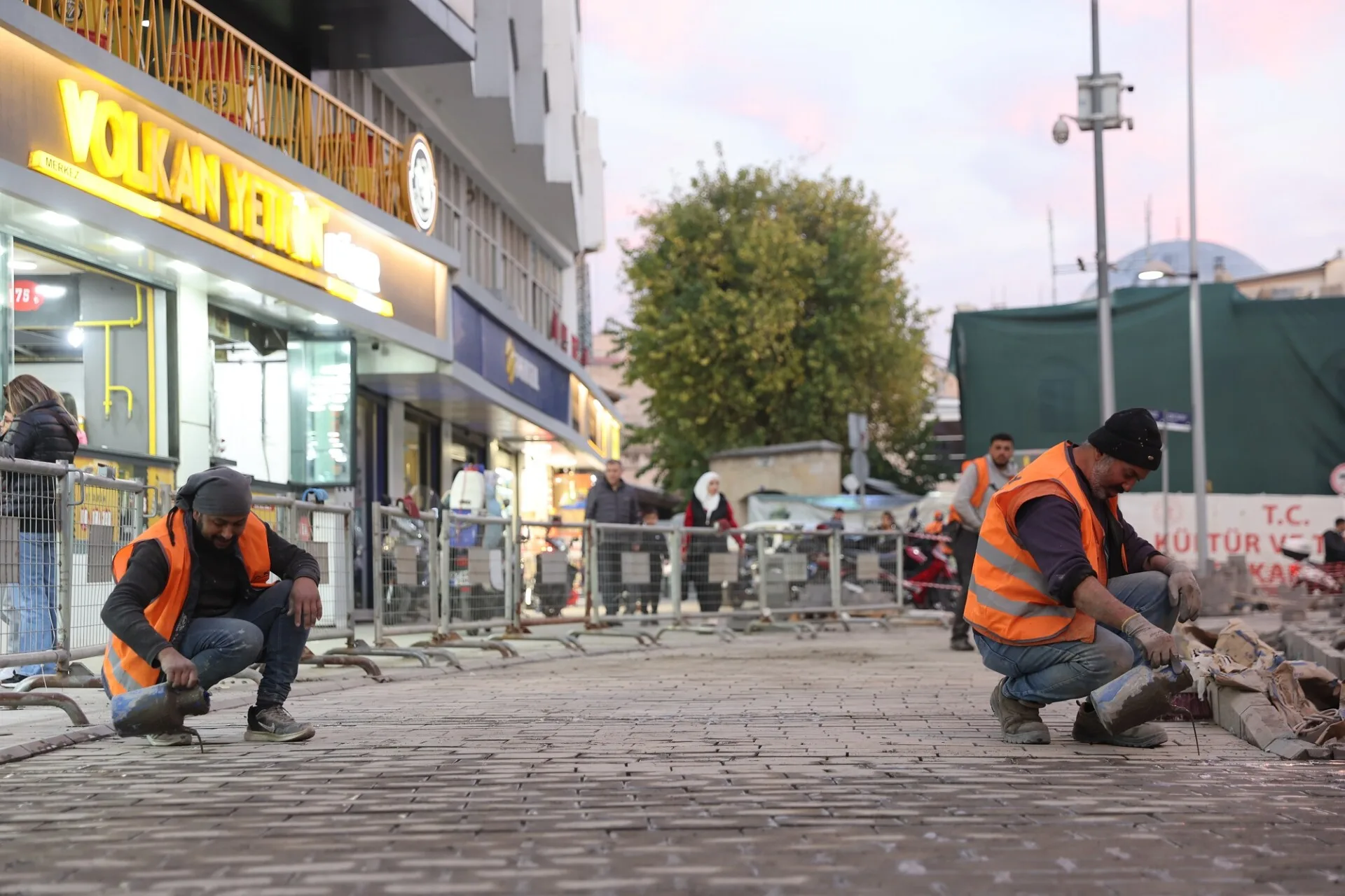 GAZİANTEP BÜYÜKŞEHİR’İN ÇALIŞMASIYLA KARAGÖZ ESKİSARAY CADDELERİ YENİ ÇEHRESİNE KAVUŞUYOR (1)