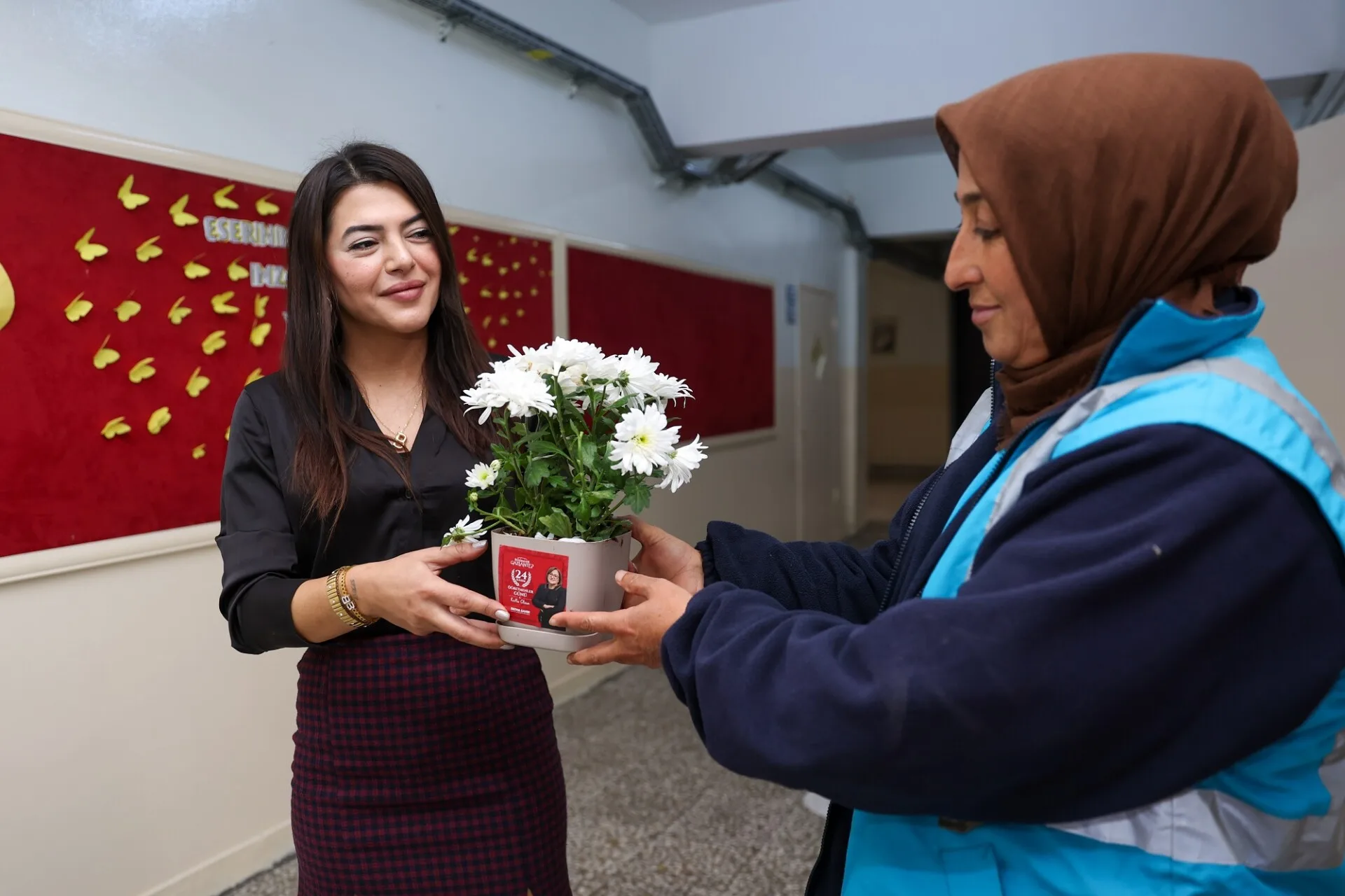 GAZİANTEP’TE ÖĞRETMENLER GÜNÜ ÇİÇEKLERLE KUTLANDI (2)