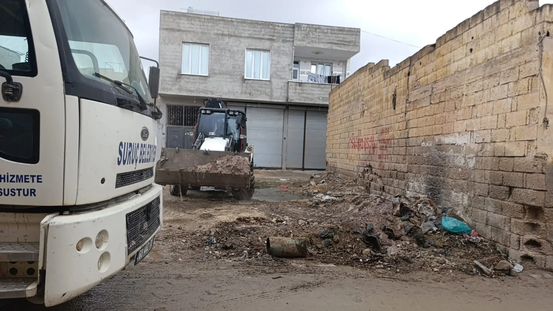 Suruç Belediyesi’nden Kanal Caddesi’nde Temizlik ve Kazı Çalışması