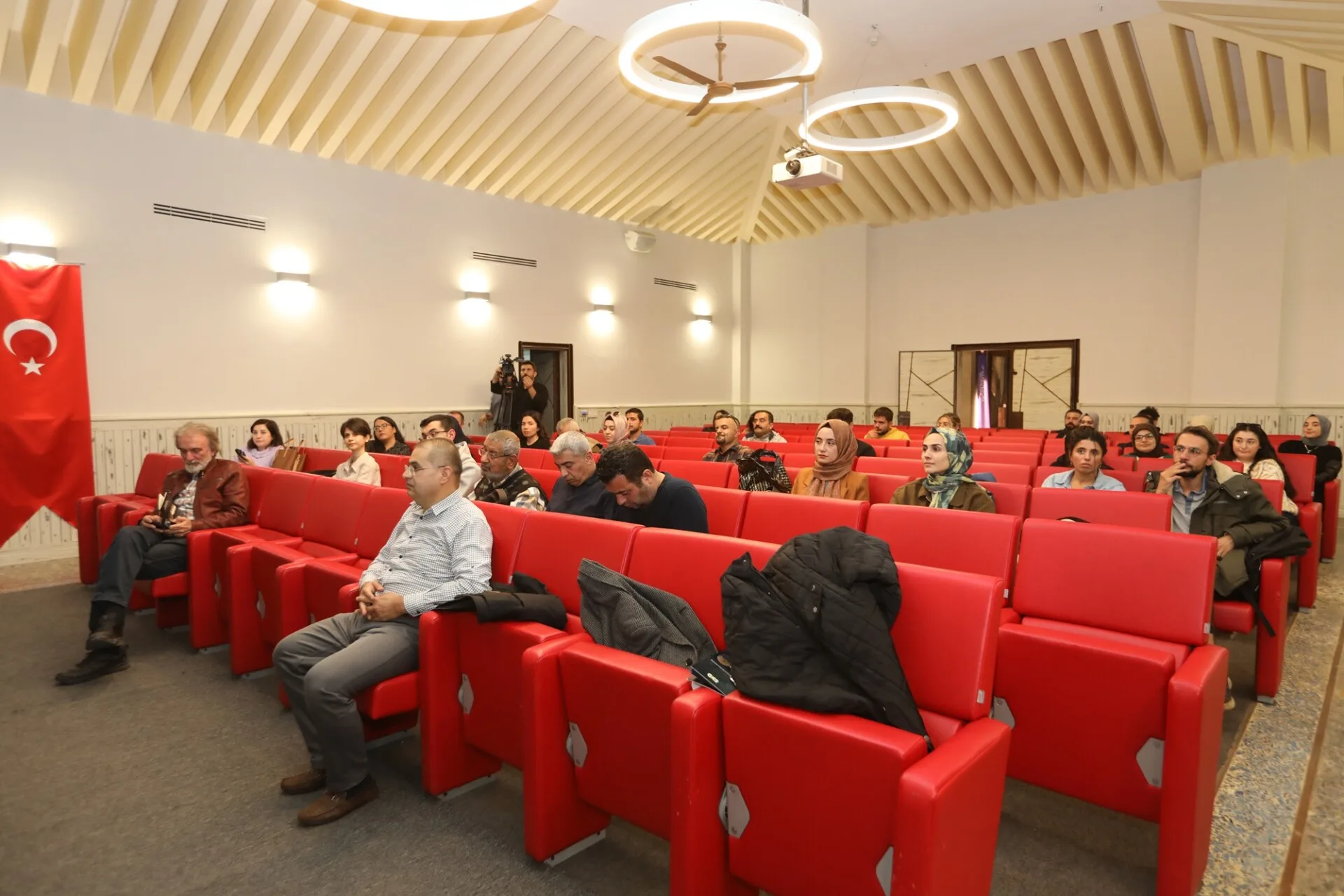 MAHMİL FİKRİYAT AKADEMİSİ”NİN “AŞIRI DÜŞÜNMEK FELSEFE VE CANAVARLAR” KONULU KONFERANSI DÜZENLENDİ (1)