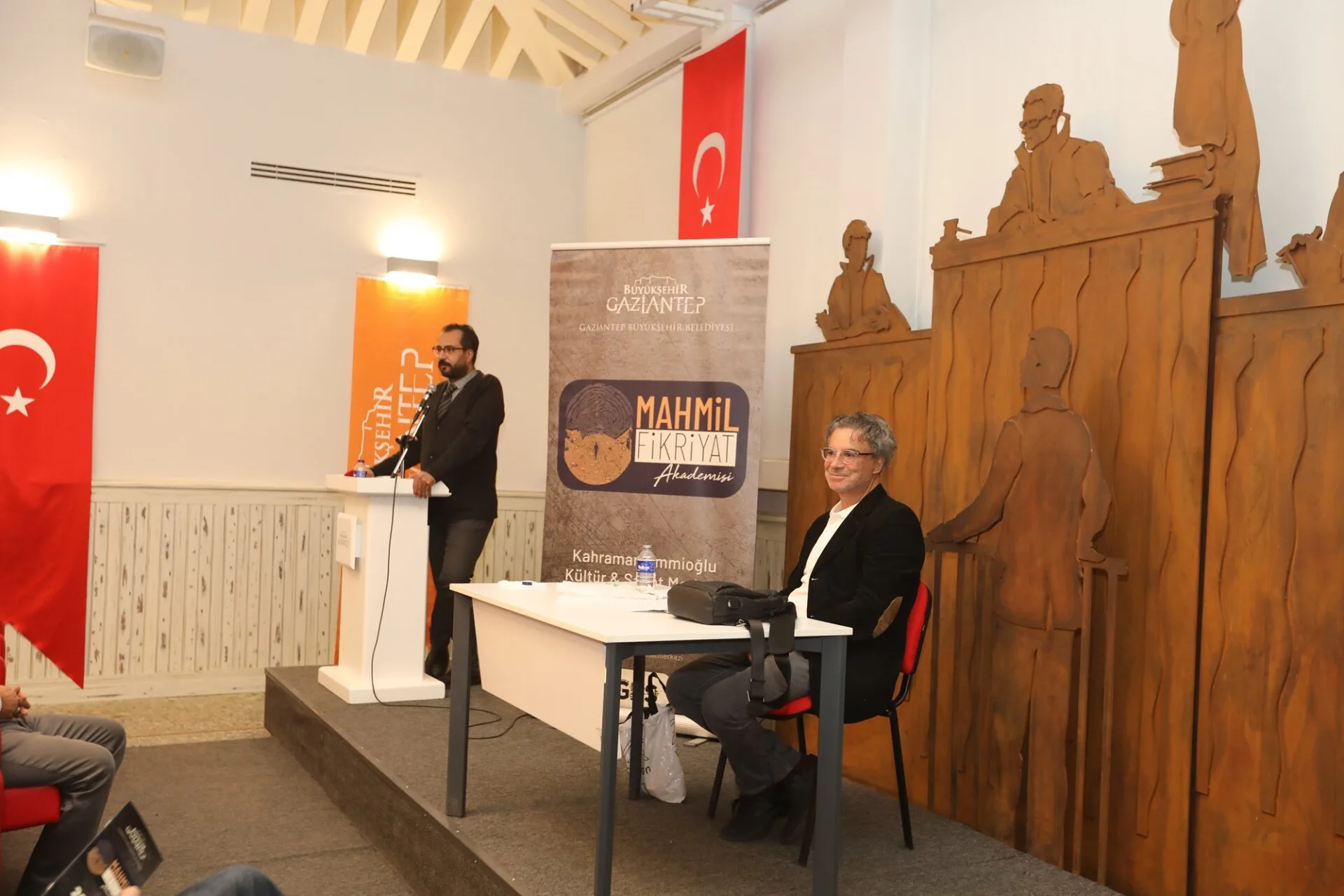 Mahmil Fikriyat Akademisi”Nin “Aşırı Düşünmek: Felsefe Ve Canavarlar” Konulu Konferansı Düzenlendi