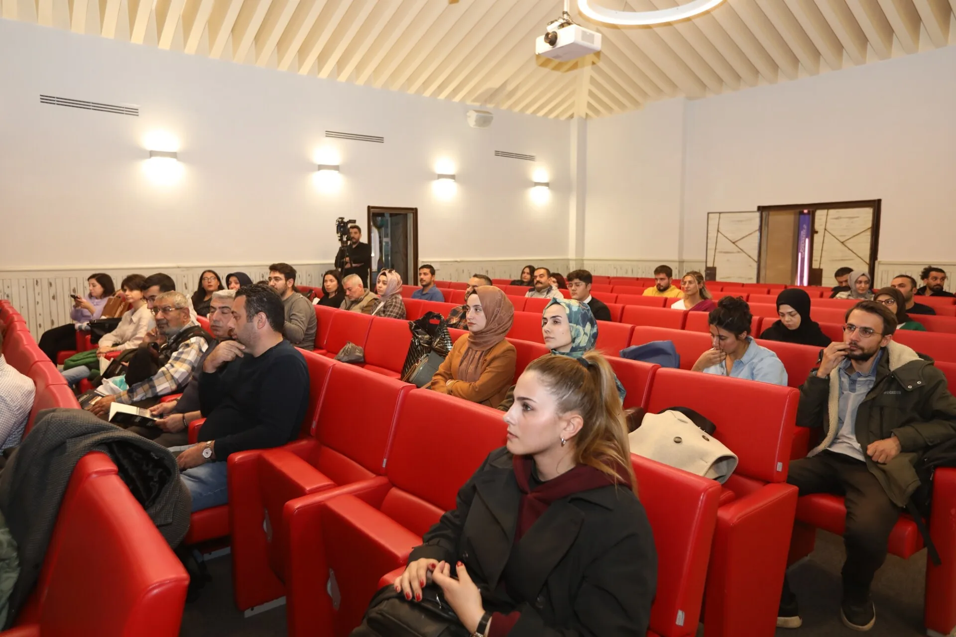 MAHMİL FİKRİYAT AKADEMİSİ”NİN “AŞIRI DÜŞÜNMEK FELSEFE VE CANAVARLAR” KONULU KONFERANSI DÜZENLENDİ (3)
