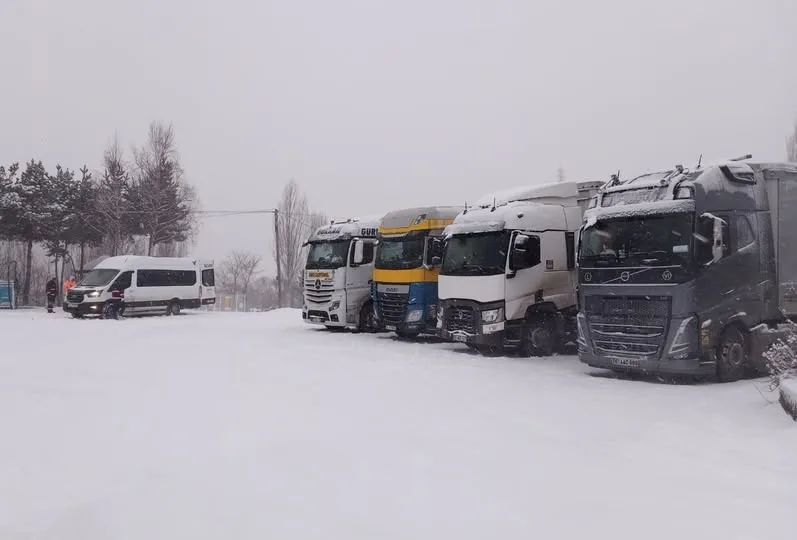 Kış Koşullarında Yük Taşımacılığı: Güneydoğu Şoförleri Kar Takip Sistemi Talep Ediyor