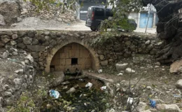 Tarihi Roma Çeşmesi Çöple Dolduruldu