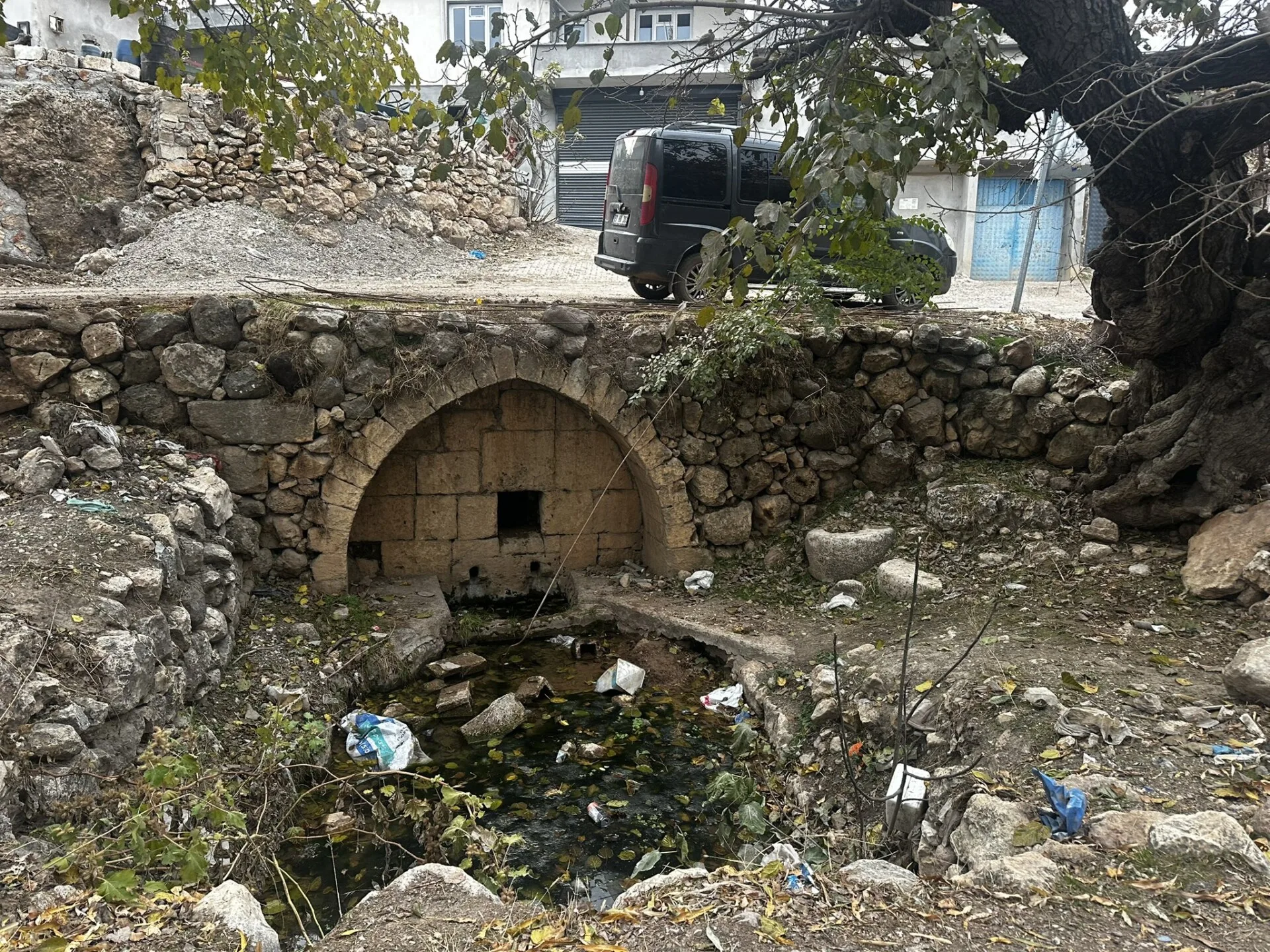 Tarihi Roma Çeşmesi Çöple Dolduruldu