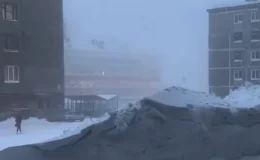Rusya’da Şiddetli Kar Fırtınası Kenti Beyaza Büründü, Ulaşım Zorlaştı…