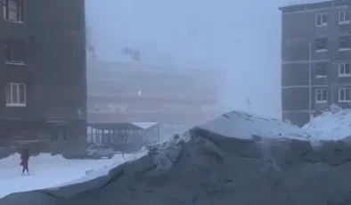 Rusya’da Şiddetli Kar Fırtınası Kenti Beyaza Büründü, Ulaşım Zorlaştı…