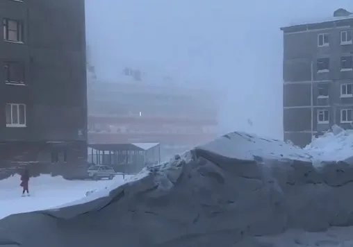 Rusya’da Şiddetli Kar Fırtınası Kenti Beyaza Büründü, Ulaşım Zorlaştı…