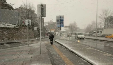 Karadeniz’in Beyaz Esareti: Çayeli’nde Kar Fırtınası Hayatı Felç Etti!