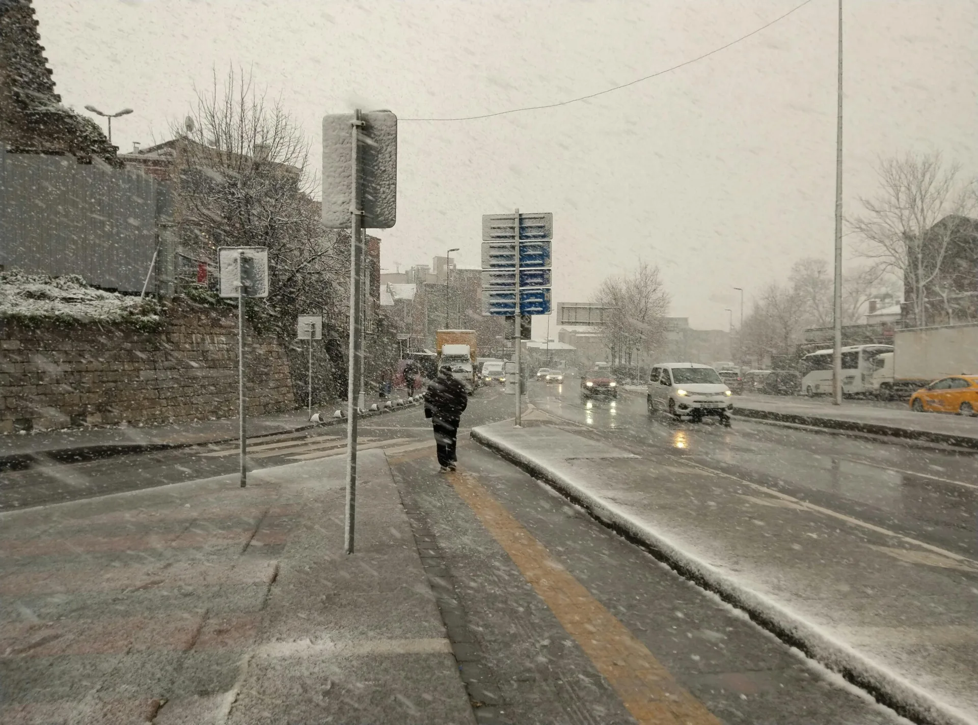 Karadeniz’in Beyaz Esareti: Çayeli’nde Kar Fırtınası Hayatı Felç Etti!