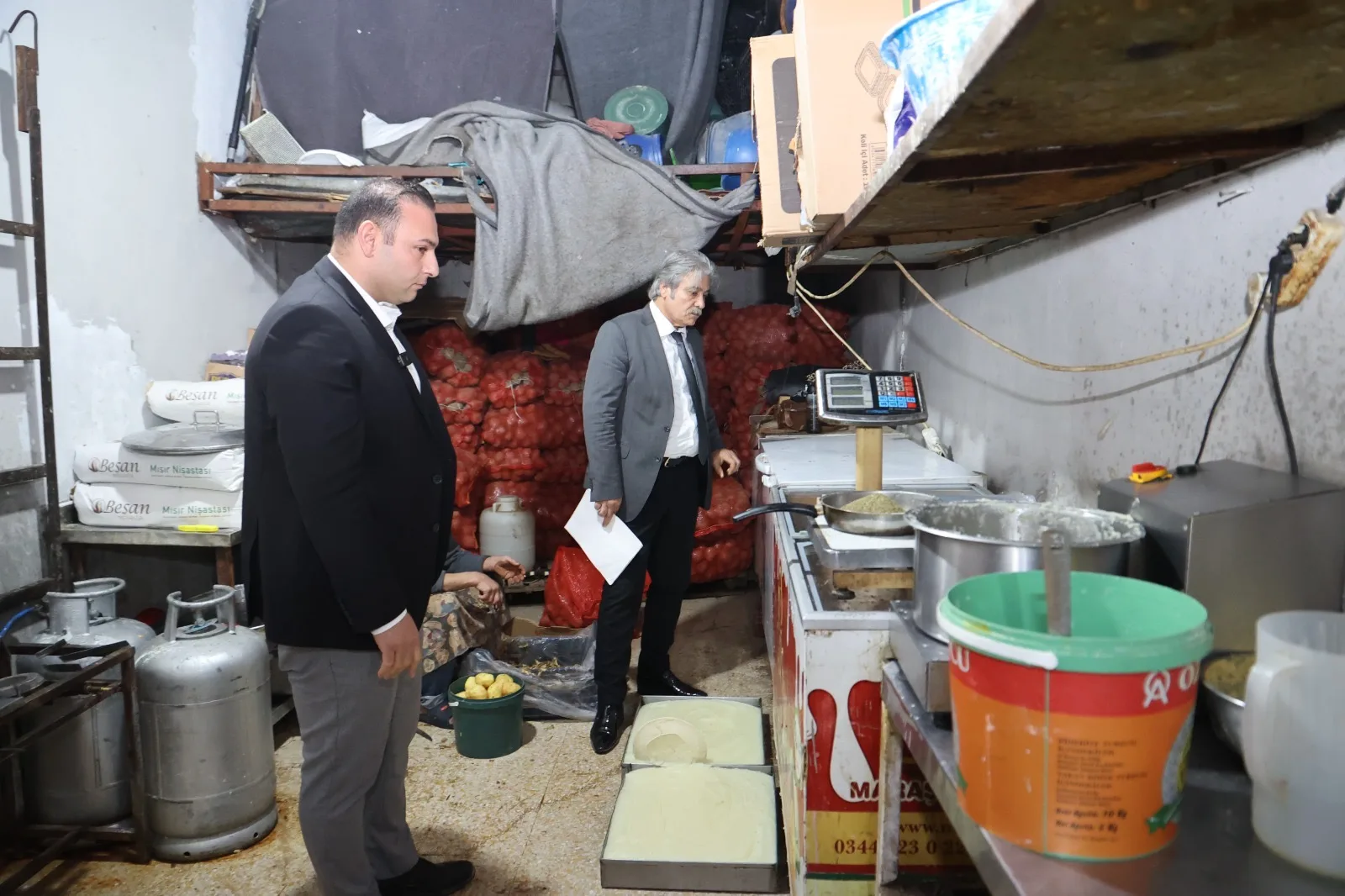 Kilis’te Sağlıksız Üretim Yapan Döner İmalathanesine Belediye Başkanı Bilecen’den Baskın