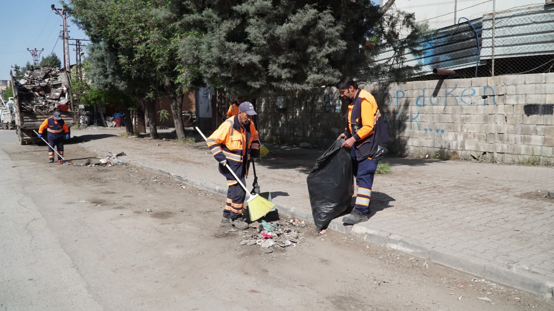 Şehitkamil Belediyesi, Mahrukatçılar Sitesi’nde Temizlik Çalışmaları Gerçekleştirdi