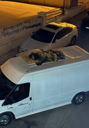 Gaziantep'te sıcaktan bunalan bir şahıs aracın tavanında uyudu! 