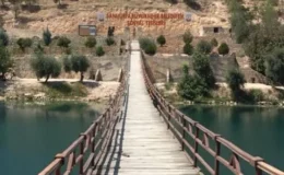 Halfeti’de Şiddetli Fırtına! Duba Restoran Nehre Sürüklendi