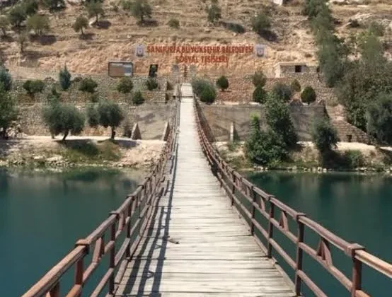 Halfeti’de Şiddetli Fırtına! Duba Restoran Nehre Sürüklendi