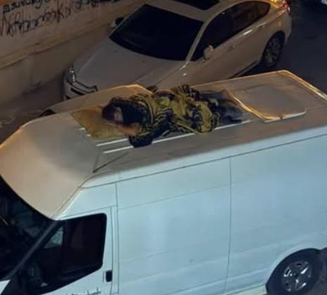 Gaziantep’te sıcaktan bunalan bir şahıs gece aracın üzerinde uyudu!