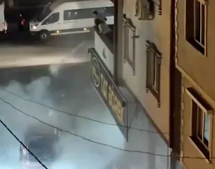 Gaziantep’te araç yandı, balkonlardan kovalarla su yağdı