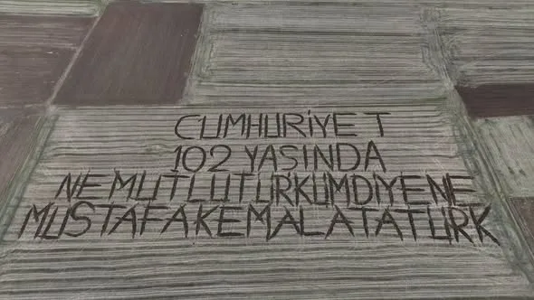 Cumhuriyetin doğum gününde çiftçi tarlasına “CUMHURİYET 102 YAŞINDA” yazdı…