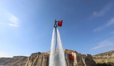 Fırat’ın incisi Rumkale’de 30 metreden suya atladı