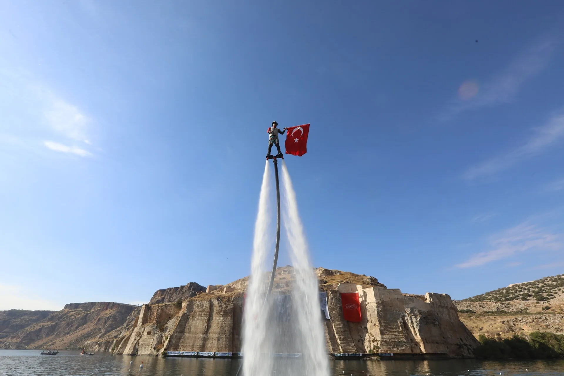 Fırat’ın incisi Rumkale’de 30 metreden suya atladı