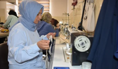Sürdürülebilir moda ile kendi kıyafetlerini dikiyorlar