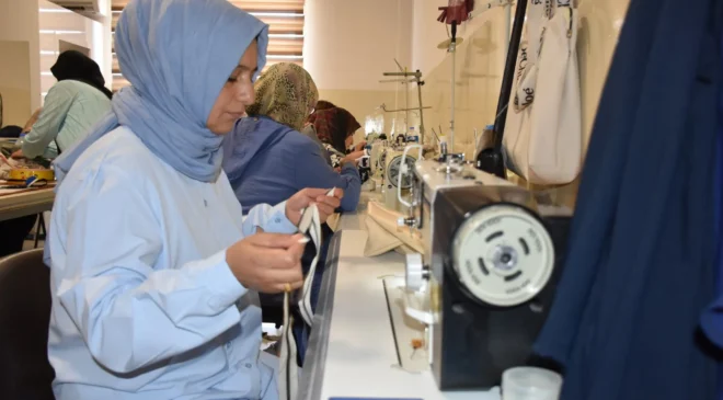 Sürdürülebilir moda ile kendi kıyafetlerini dikiyorlar