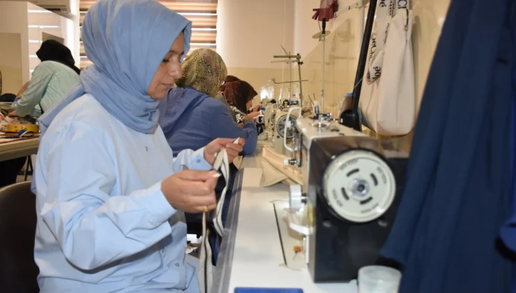 Sürdürülebilir moda ile kendi kıyafetlerini dikiyorlar