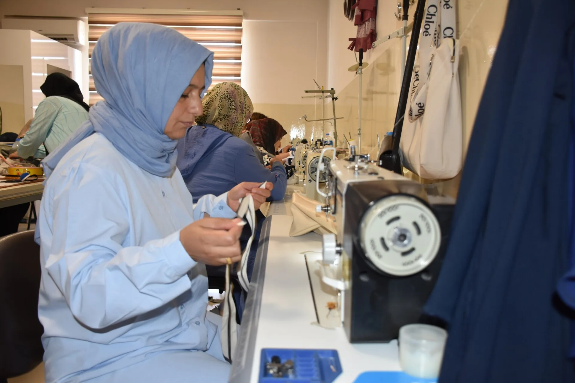 Sürdürülebilir moda ile kendi kıyafetlerini dikiyorlar