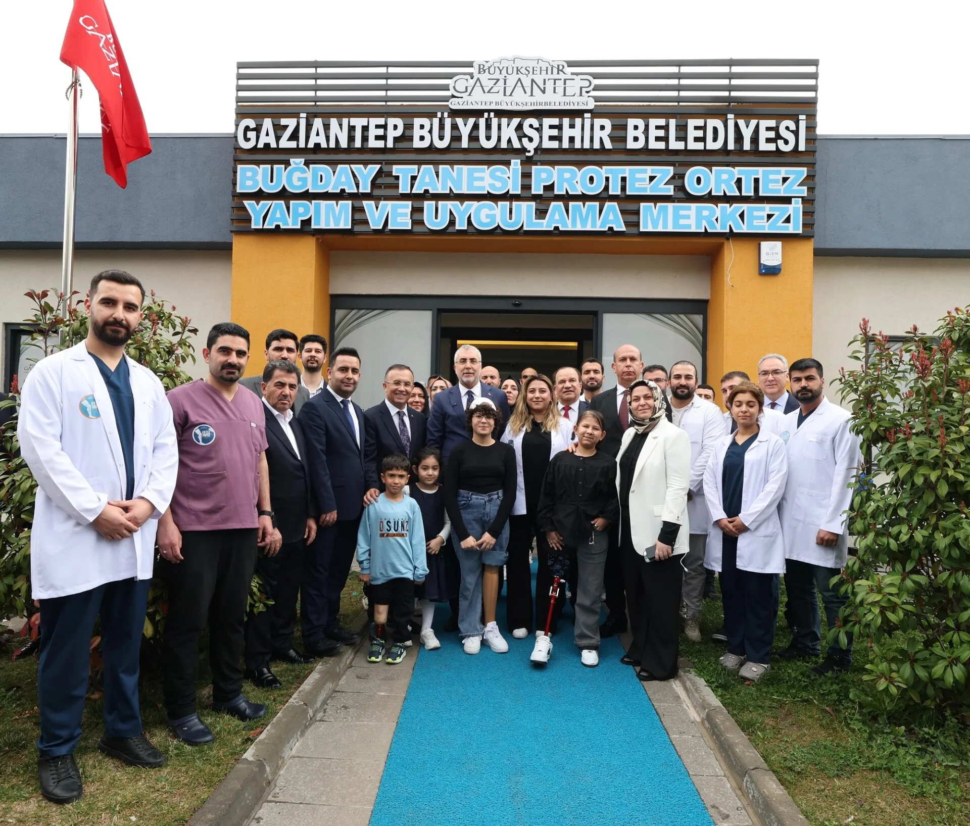 Bakan Işıkhan Gaziantep’te protez merkezini ziyaret etti
