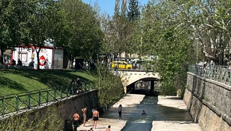 Gaziantep’in Alleben Deresi’nde çocukların tehlikeli oyunu kameralara yansıdı…
